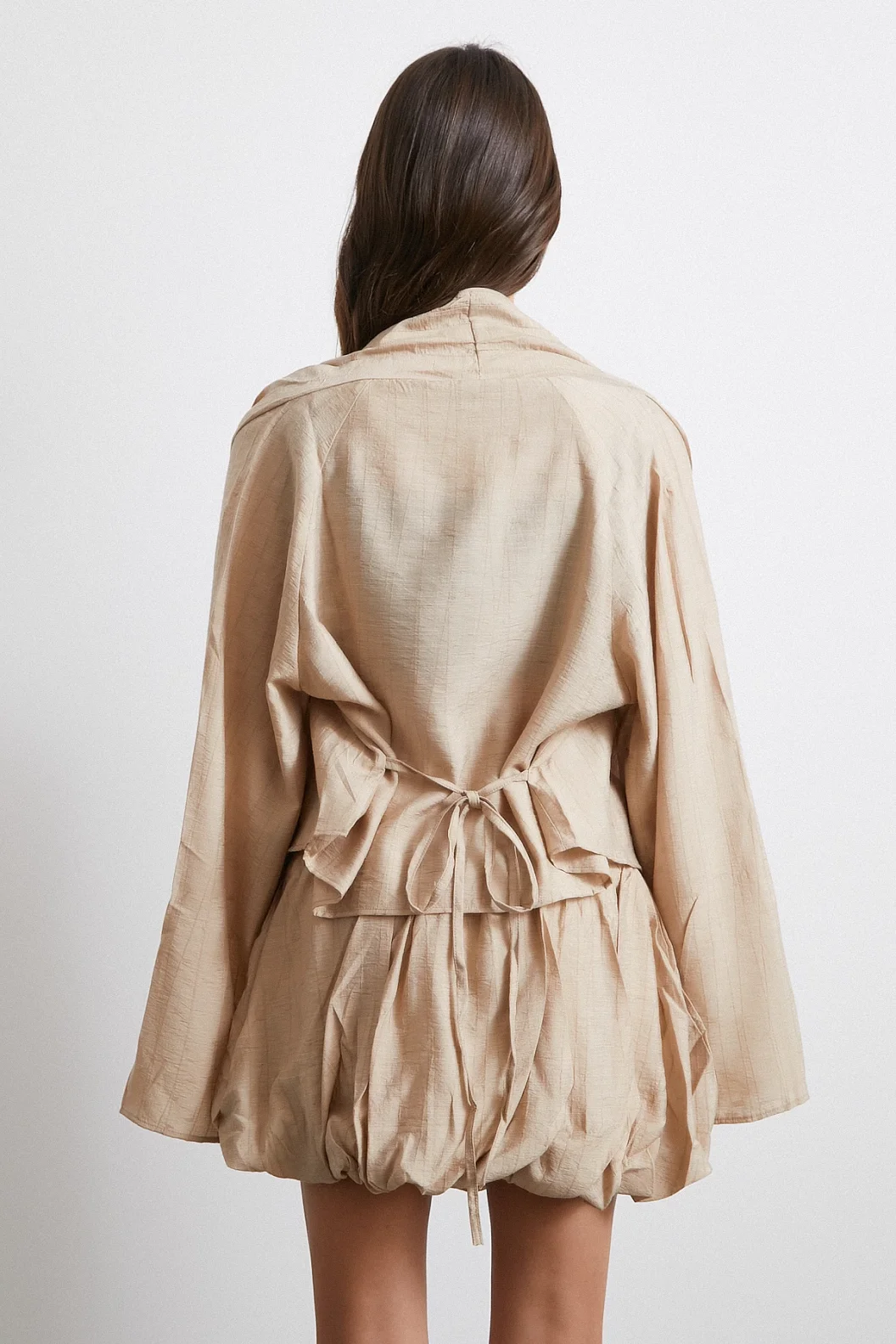 بلوزة واسعة مع أكمام ربط من الأمام باللون البيج