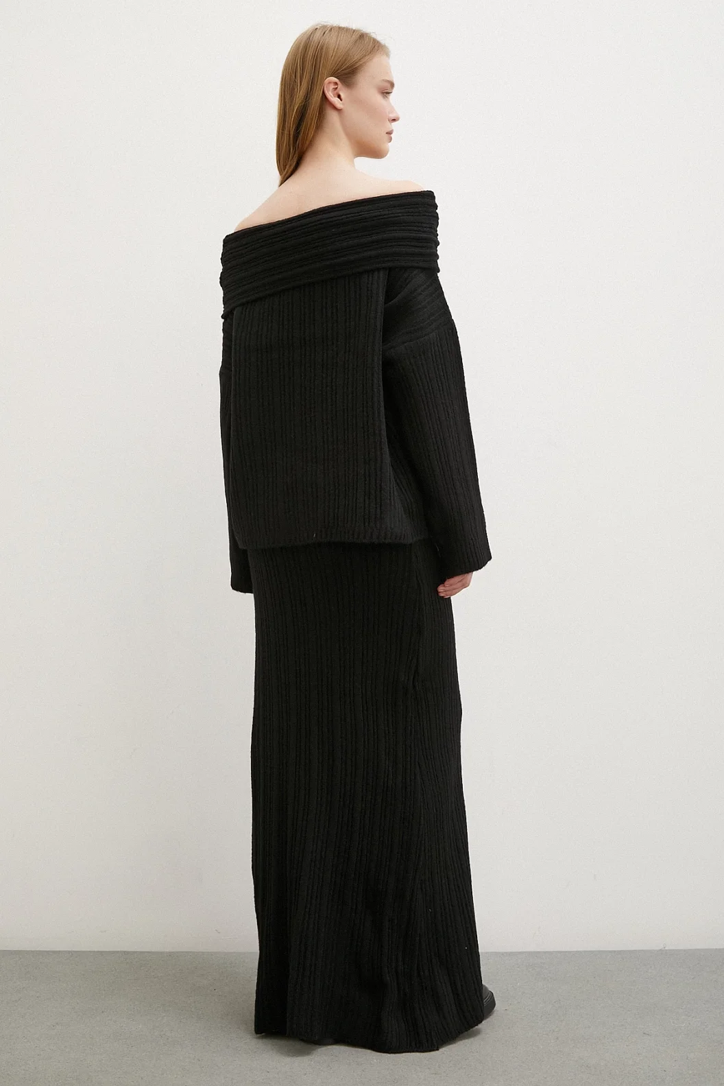 قطعة قماش بياقة مدورة وتنورة مد وجزاء سوداء