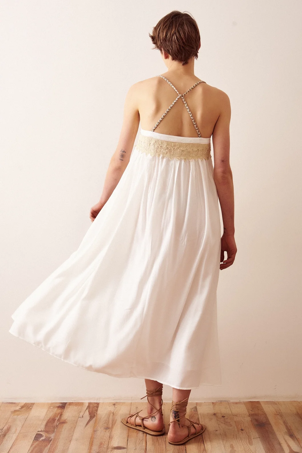 فستان فضفاض بحمالات وتفاصيل دانتيل باللون الأبيض