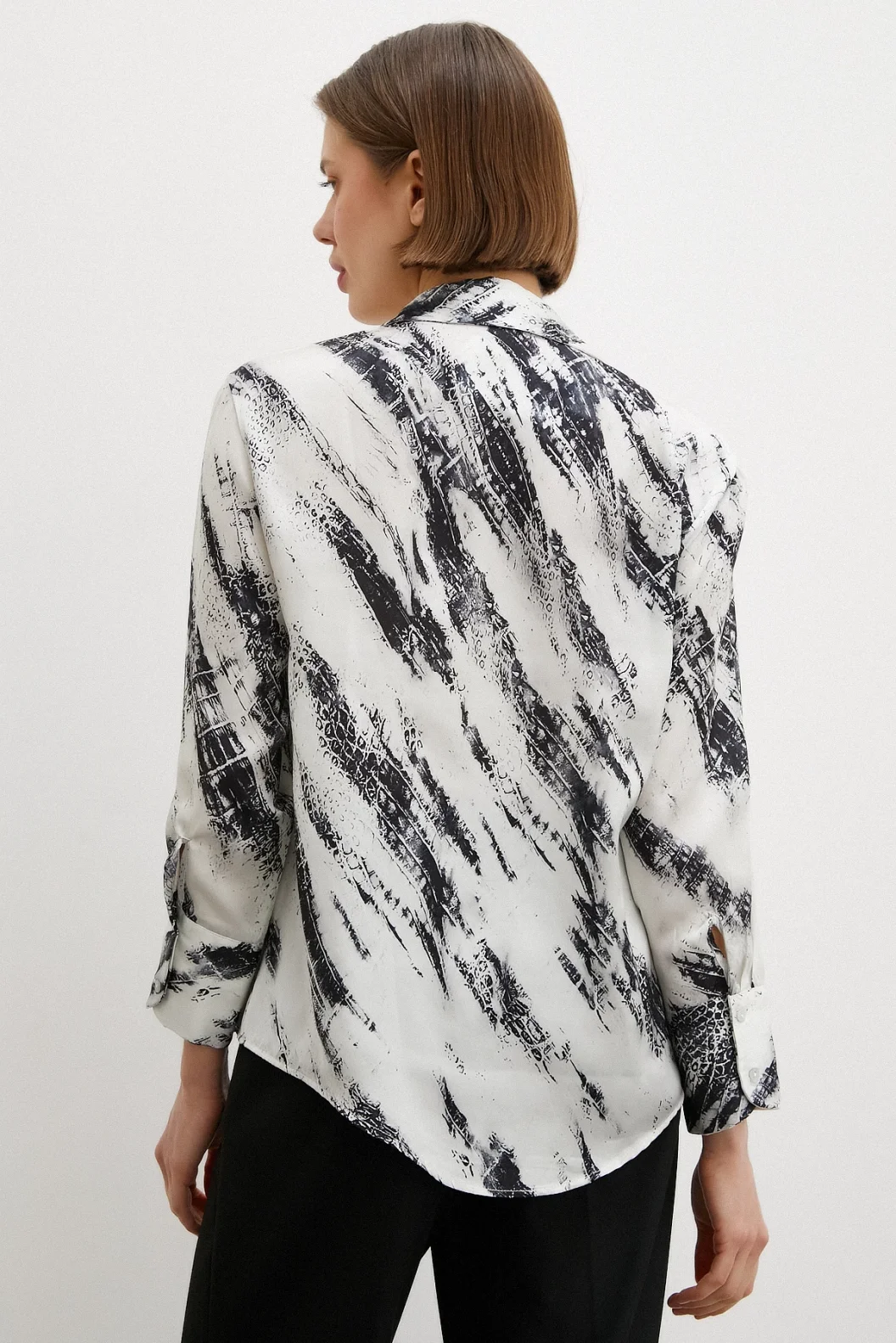 قميص حرير مطبوع بياقة على شكل V باللون العاجي