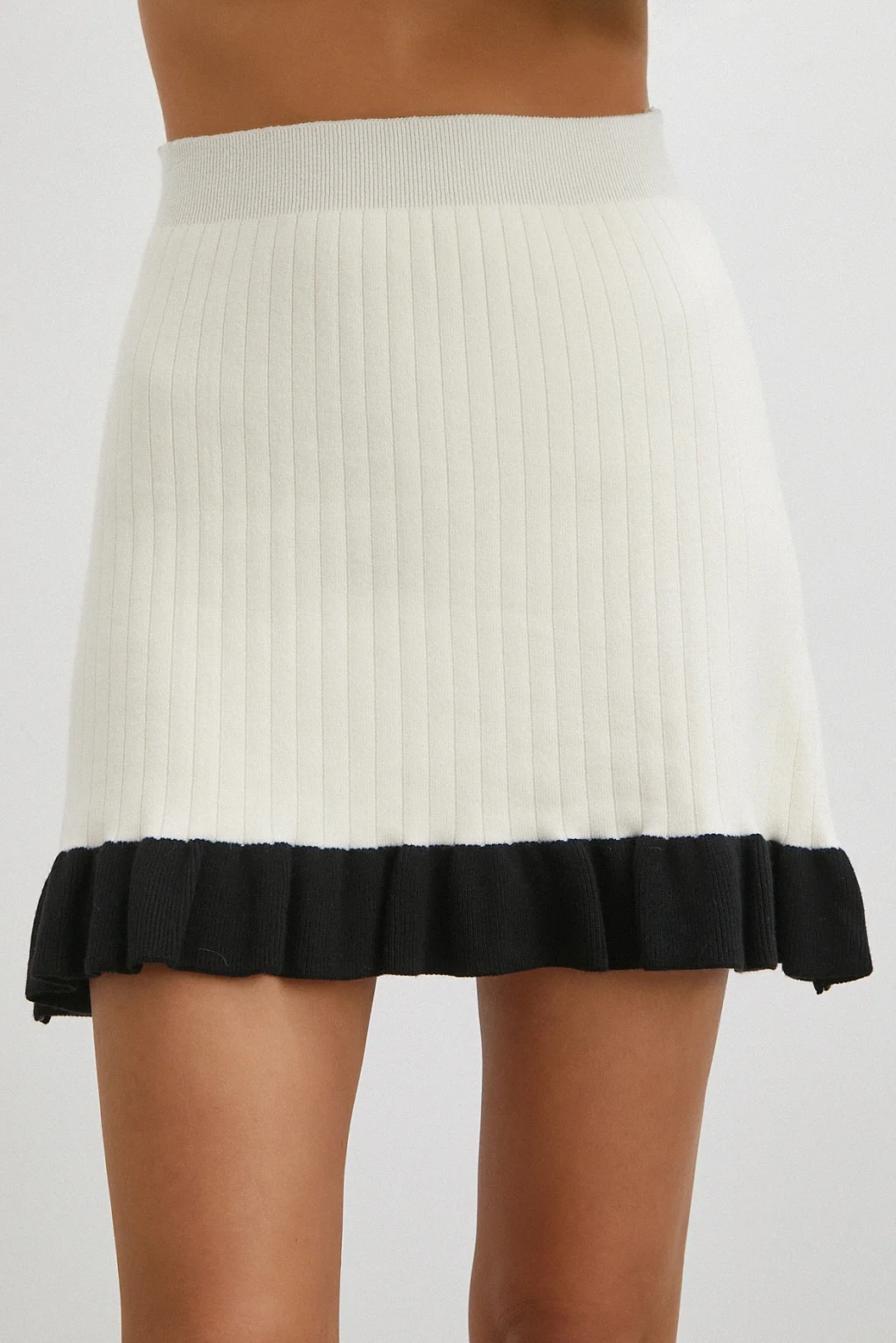 Düğmeli Eteği Fırfırlı Etekli Triko Takım Ekru