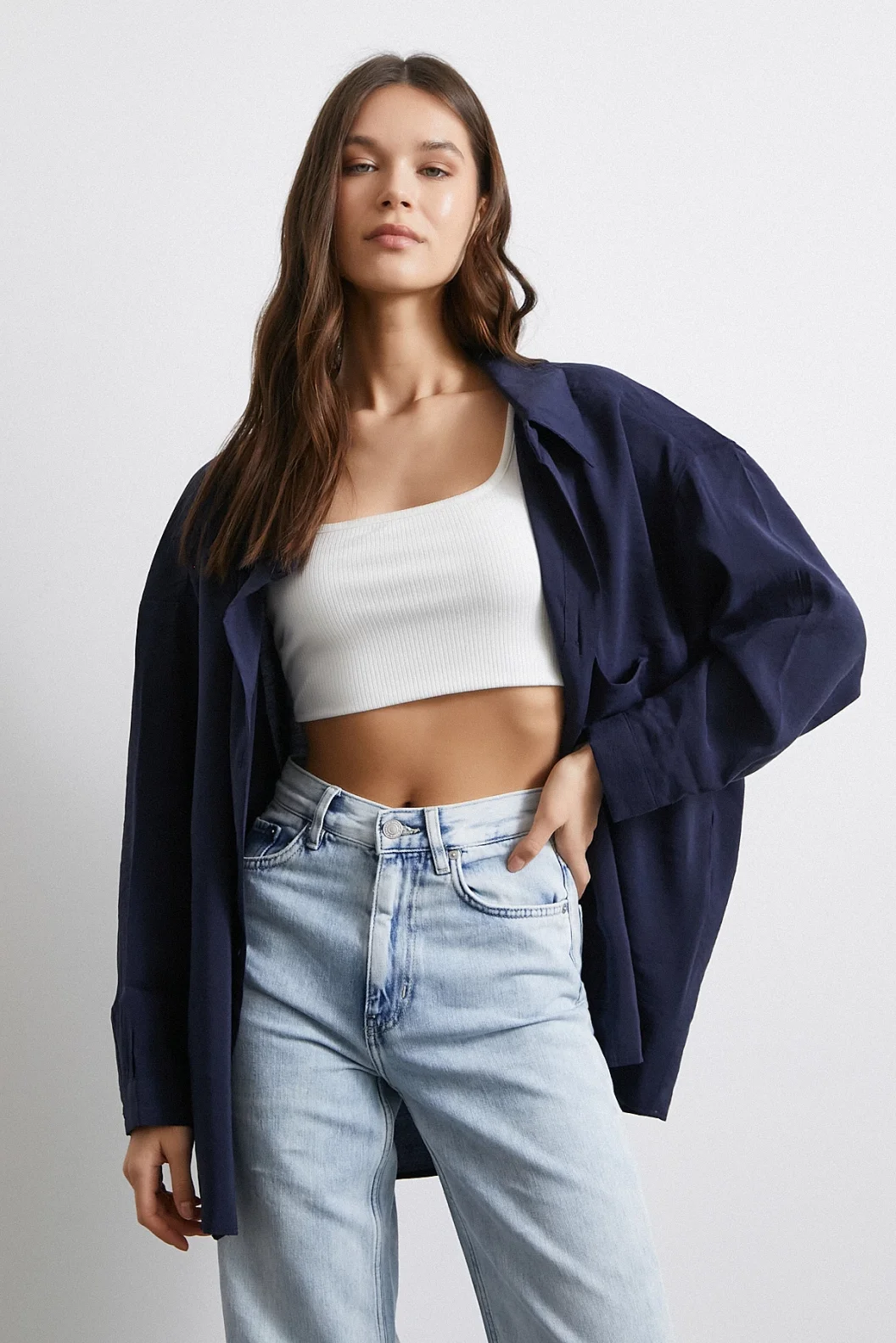 الجينز المقطع العالي مع لمسة ليكرا باللون الأزرق الجليدي