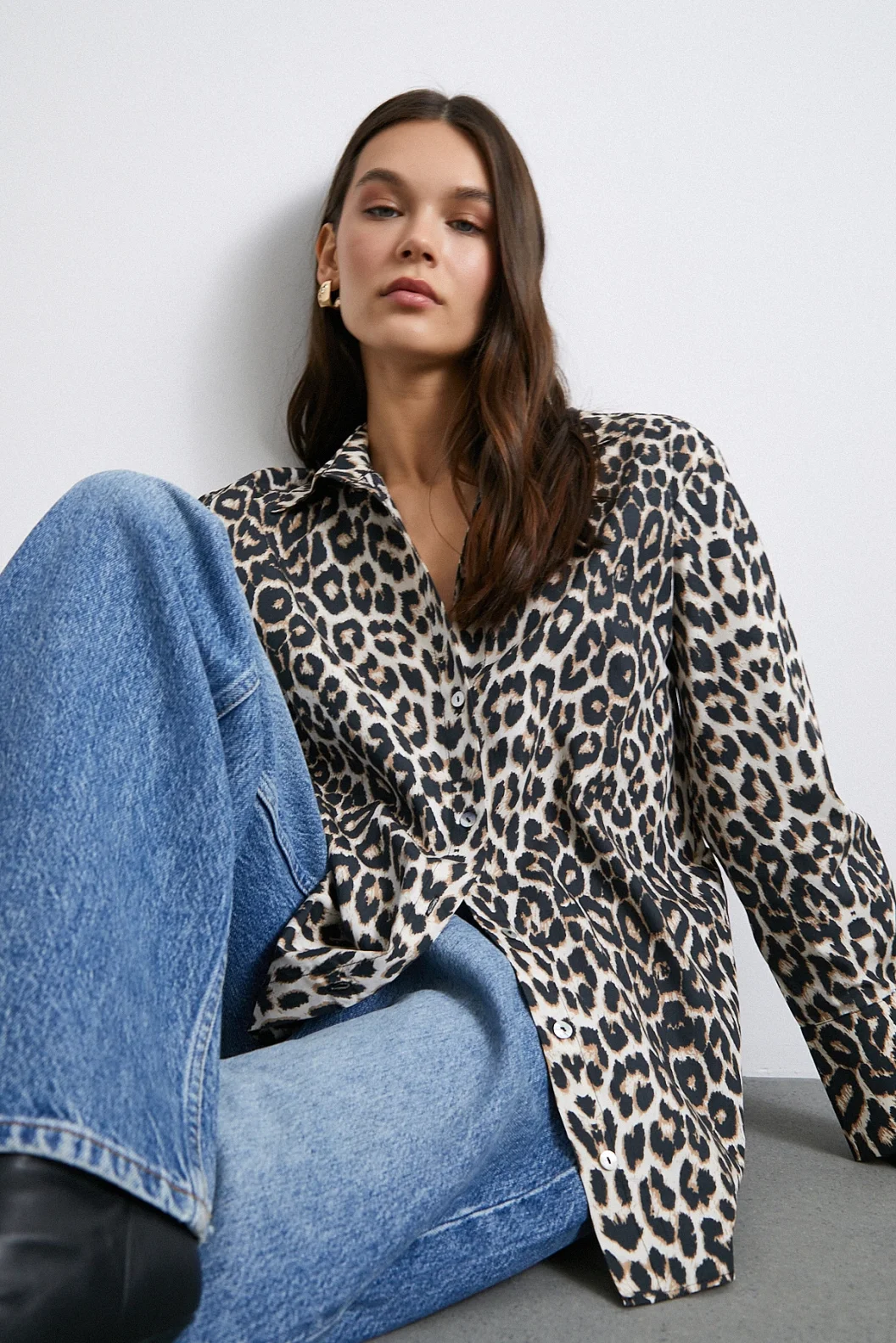 قميص مخطط بنمط فهد بيج