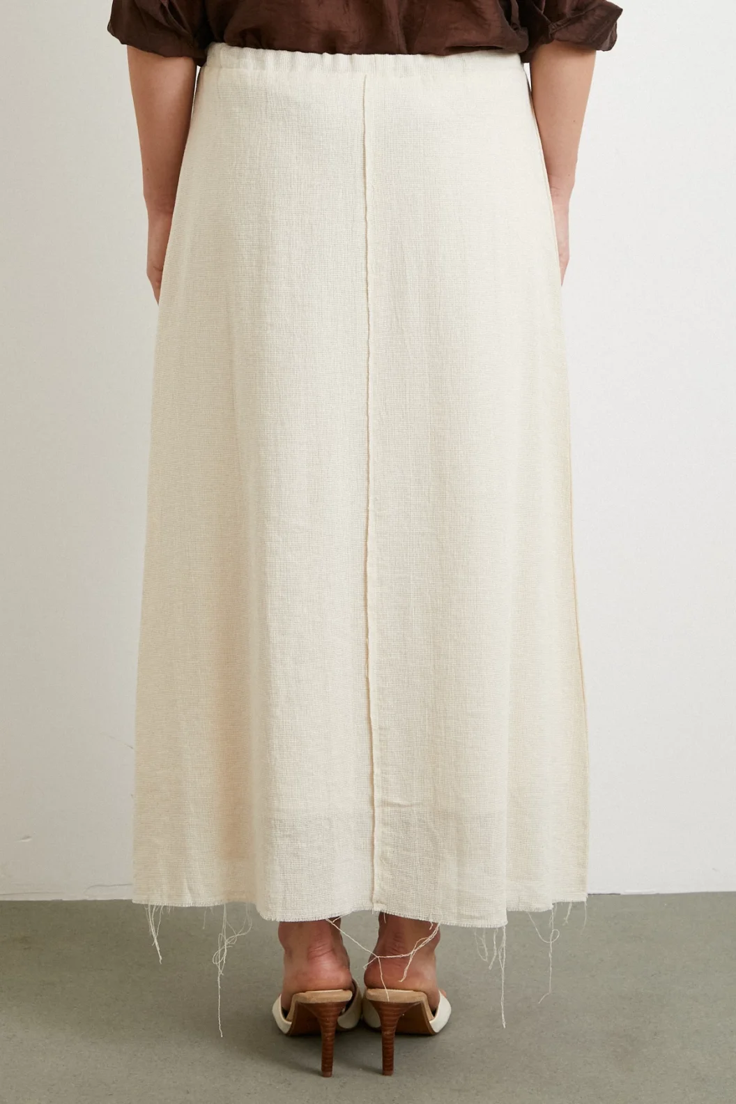 تنورة قشية بخصر مطاطي وبطانة ملونة باللون الكريمي