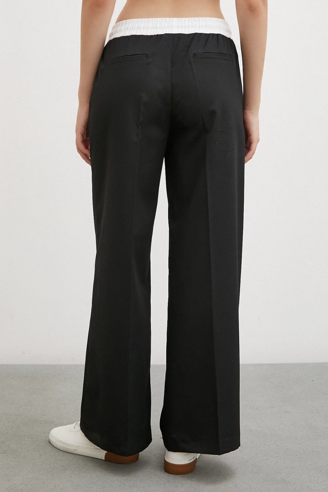 بنطلون أسود مع خصر مطاطي مطرز