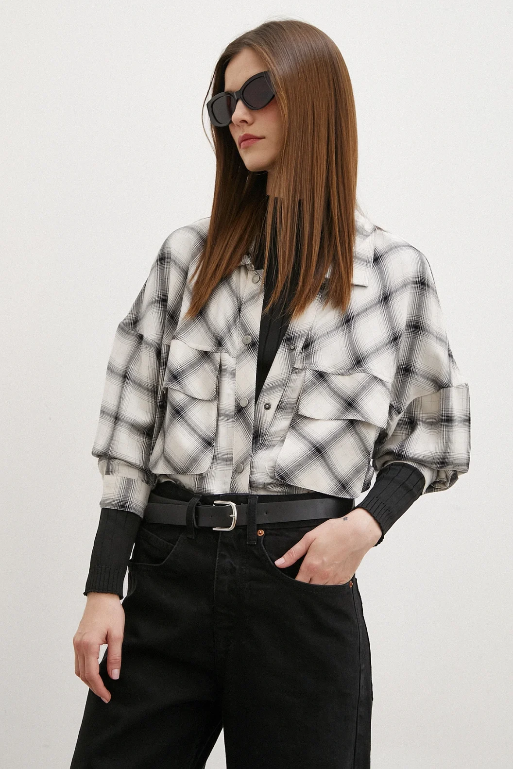 قميص مربعات مُصمّم بجيوب متفاوتة