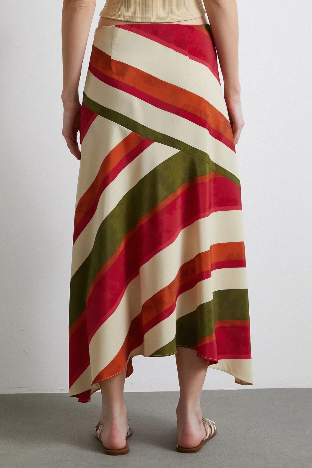 تشيري تنورة مخططة مائلة بيج