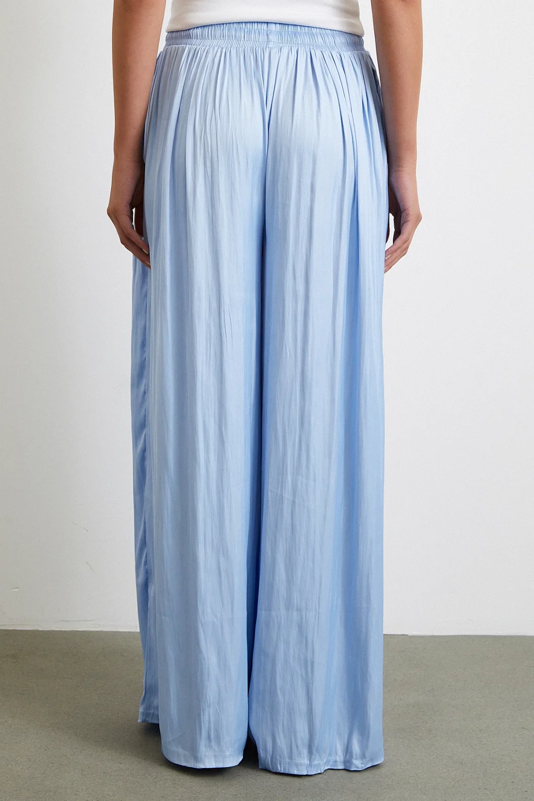 سروال بخصر مطاطي وأرجل واسعة بأزرار مرنة بلون أزرق