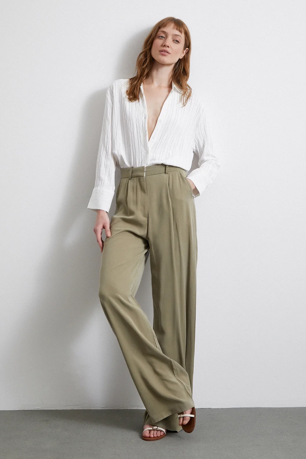 قميص مخطط بأزرار أبيض