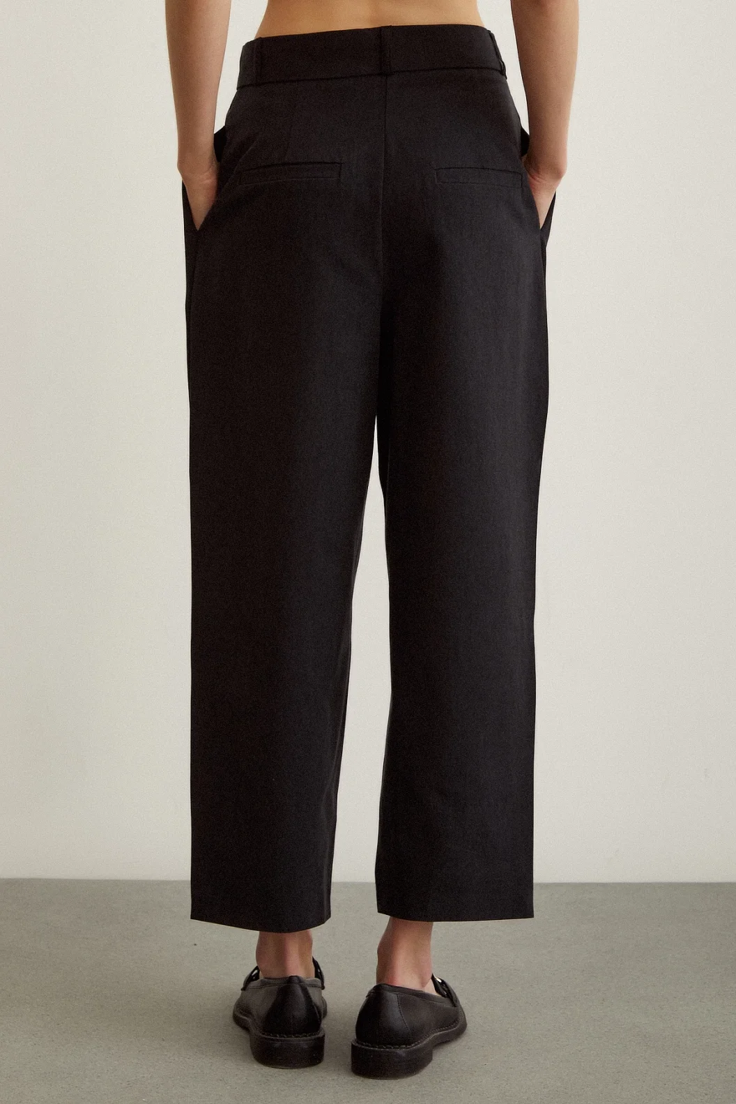 السروال الأسود ذو الجيب المزدوج من الأمام