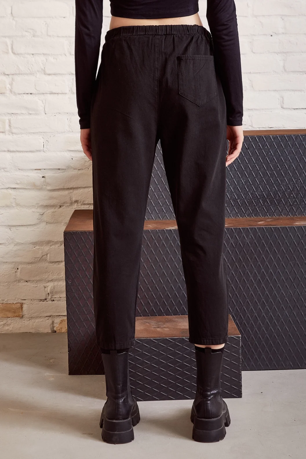 بنطلون قطن غاباردين فضفاض بحزام أسود