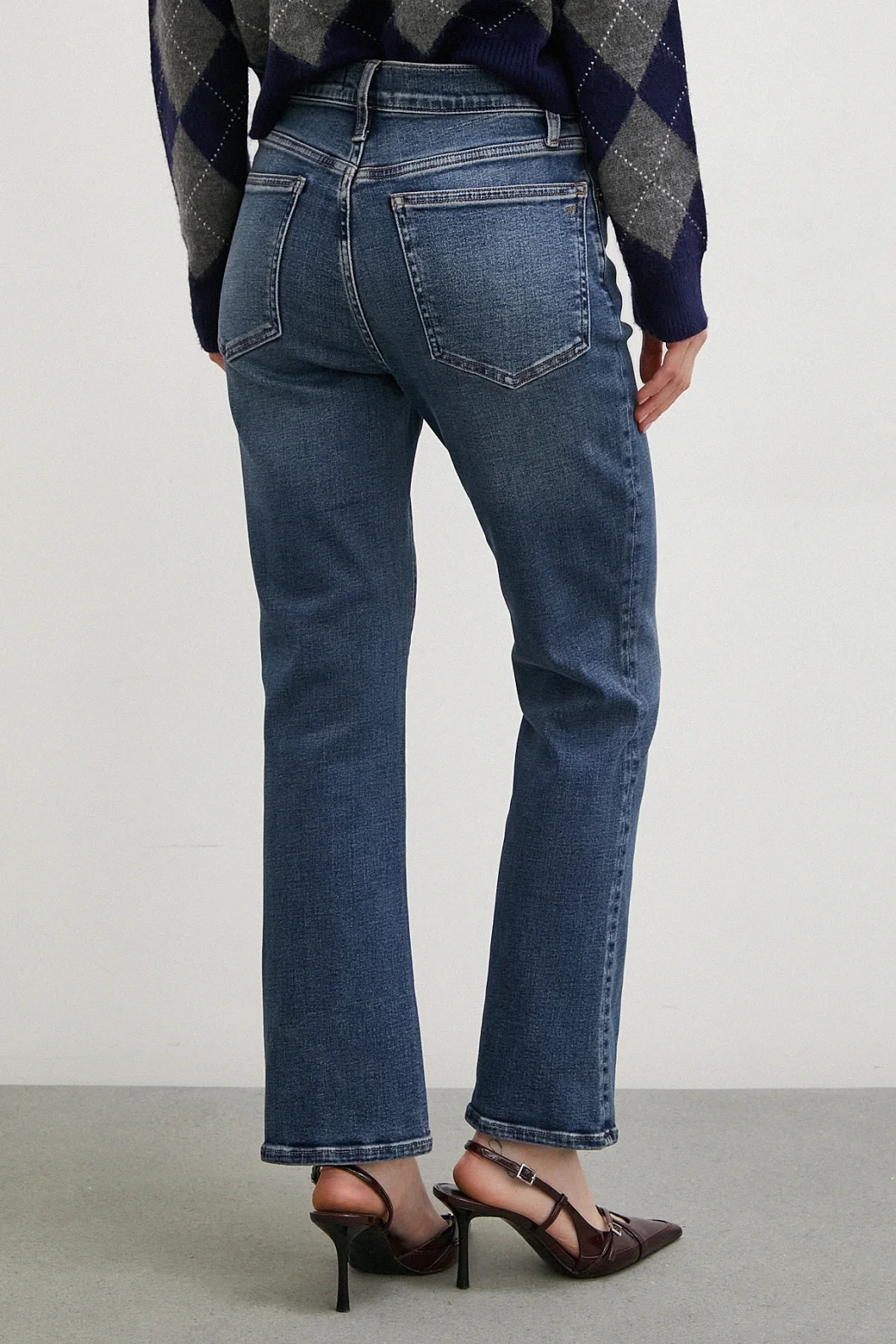 بنطلون جينز بطول الأنابيب الداكنة