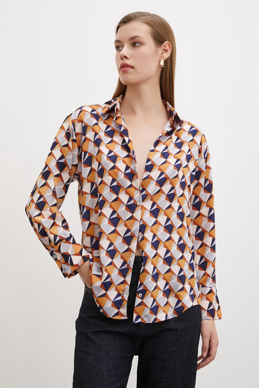 قميص حرير مطبوع باللون الأسود