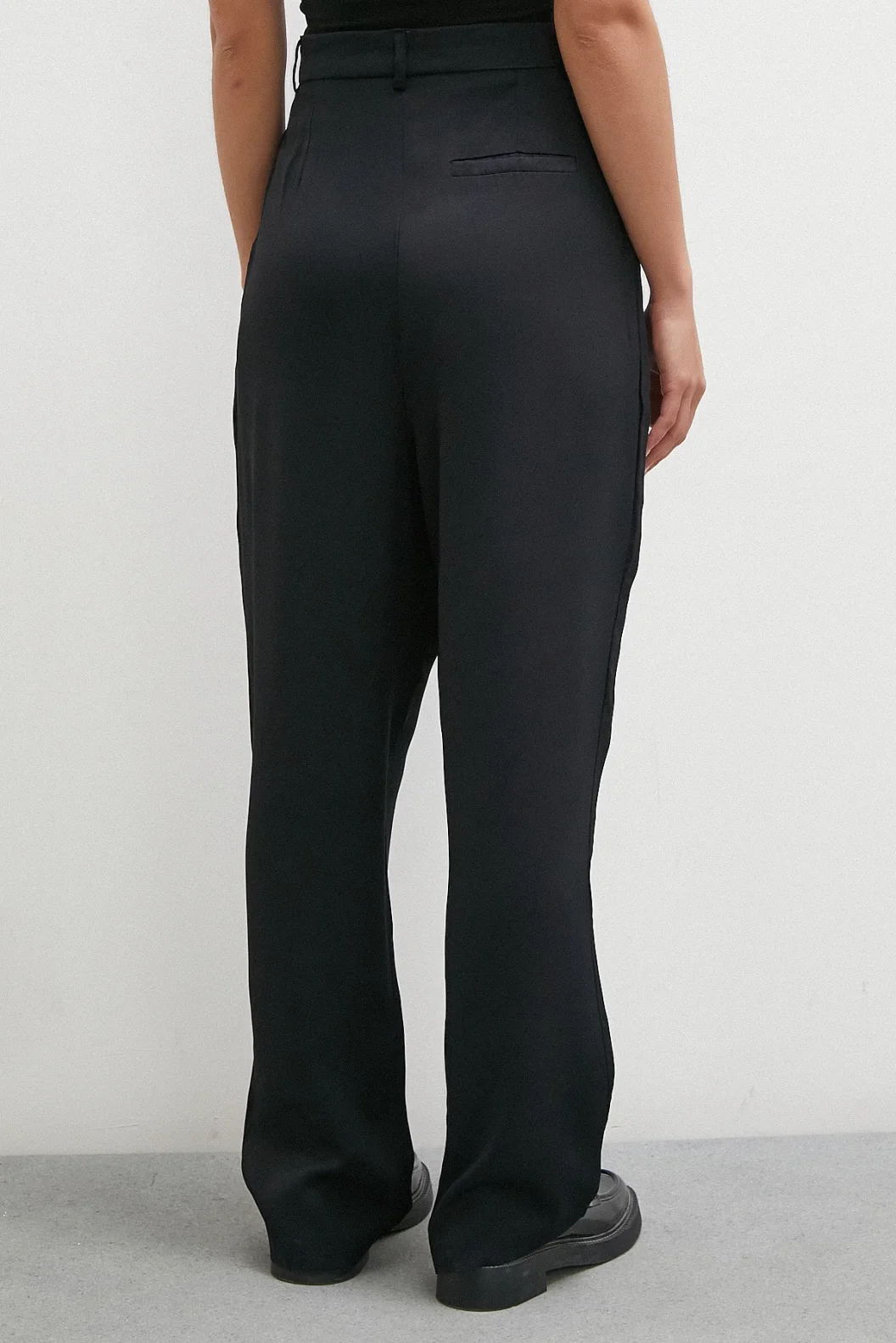 Schwarze klassische Hose mit Gürteldetails