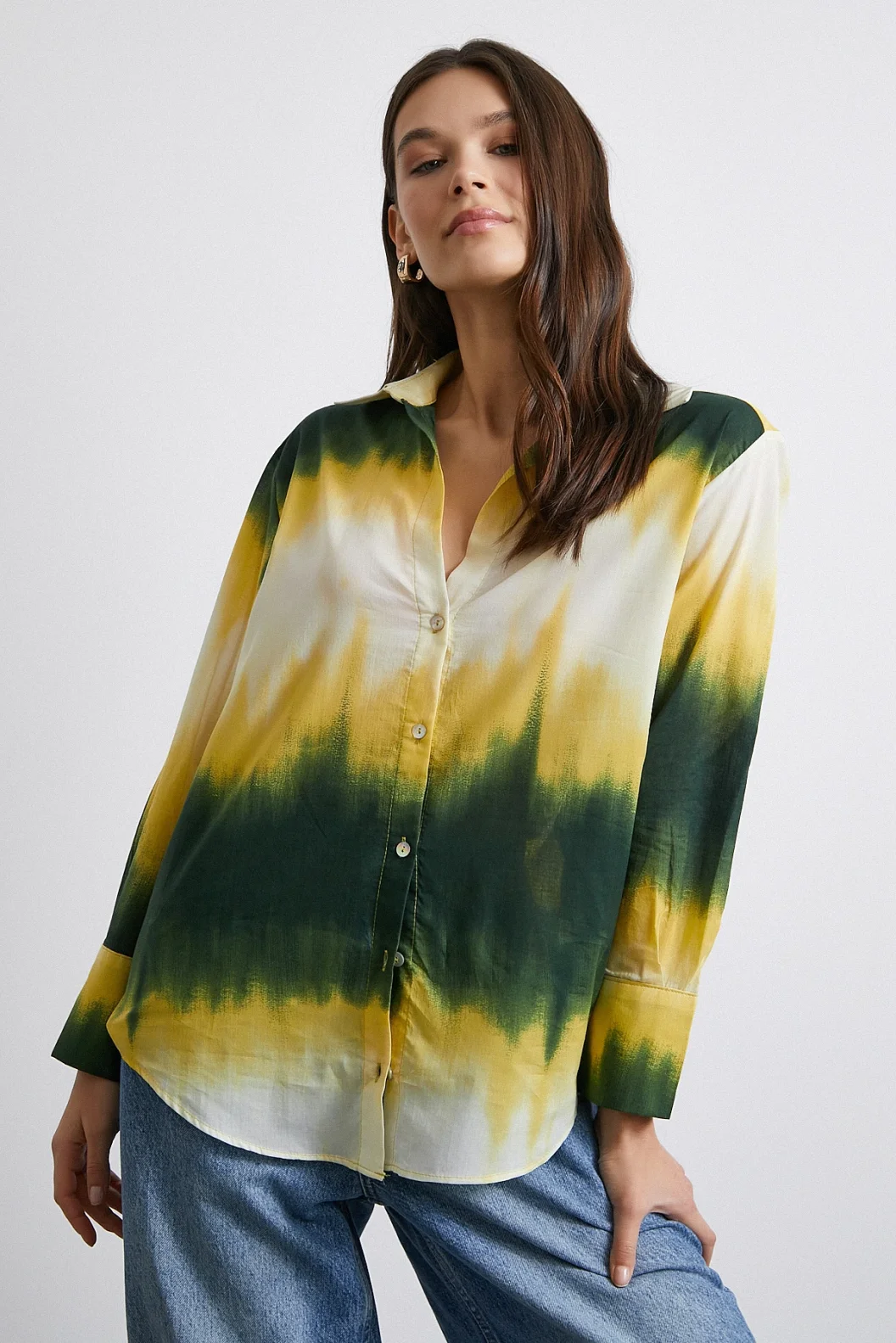 قميص بنقشة متدرجة باللون الأخضر