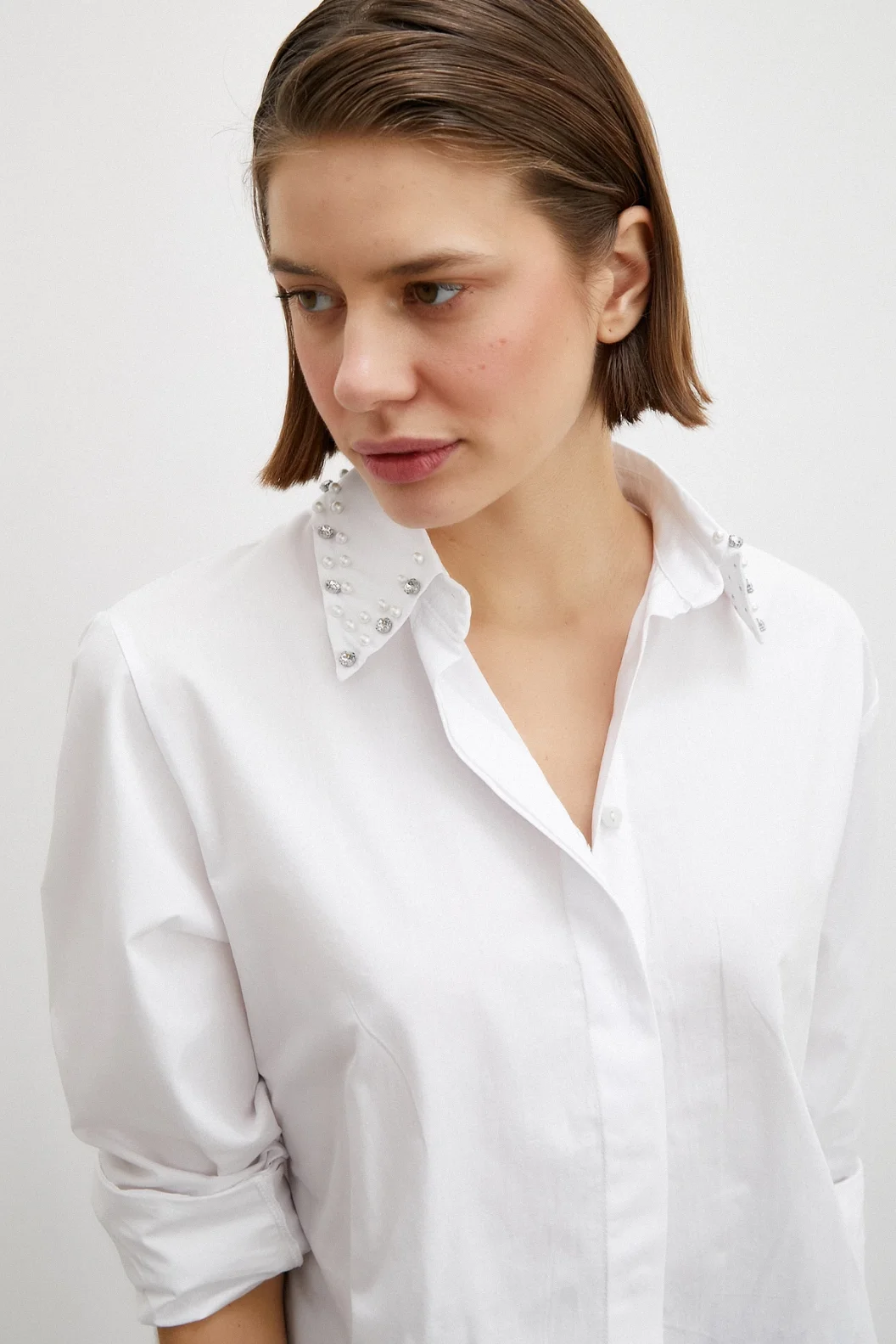 قميص بوبلين أبيض مع قلادة الياقة