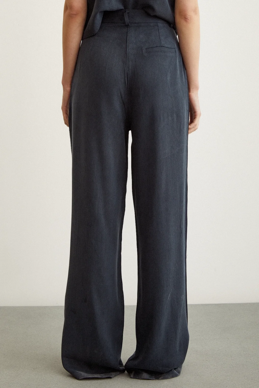 بنطال واسع الساق لونه أزرق داكن