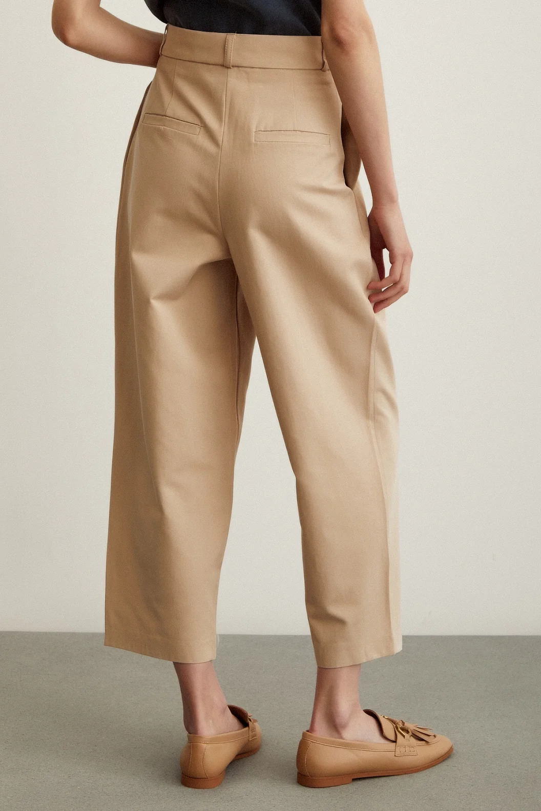 السروال متعدد الجيوب الأمامية بلون البيج