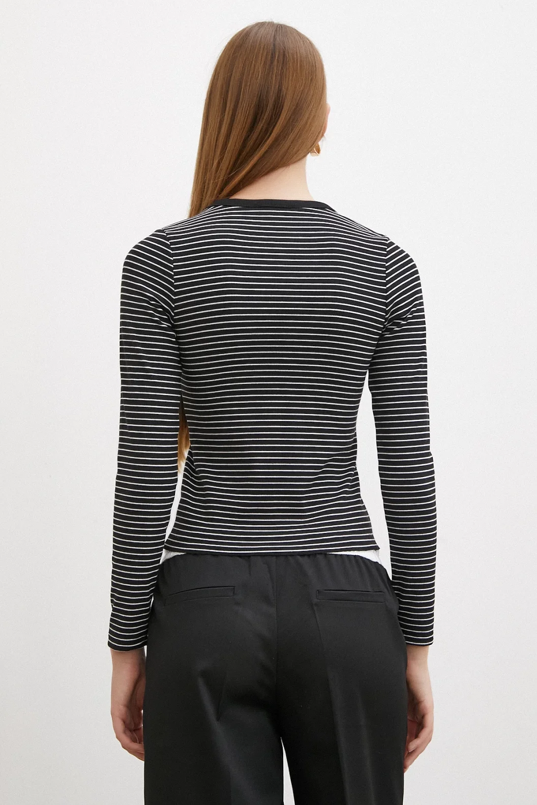 قميص بياقة مخططة بأساور الدراجة الأسود