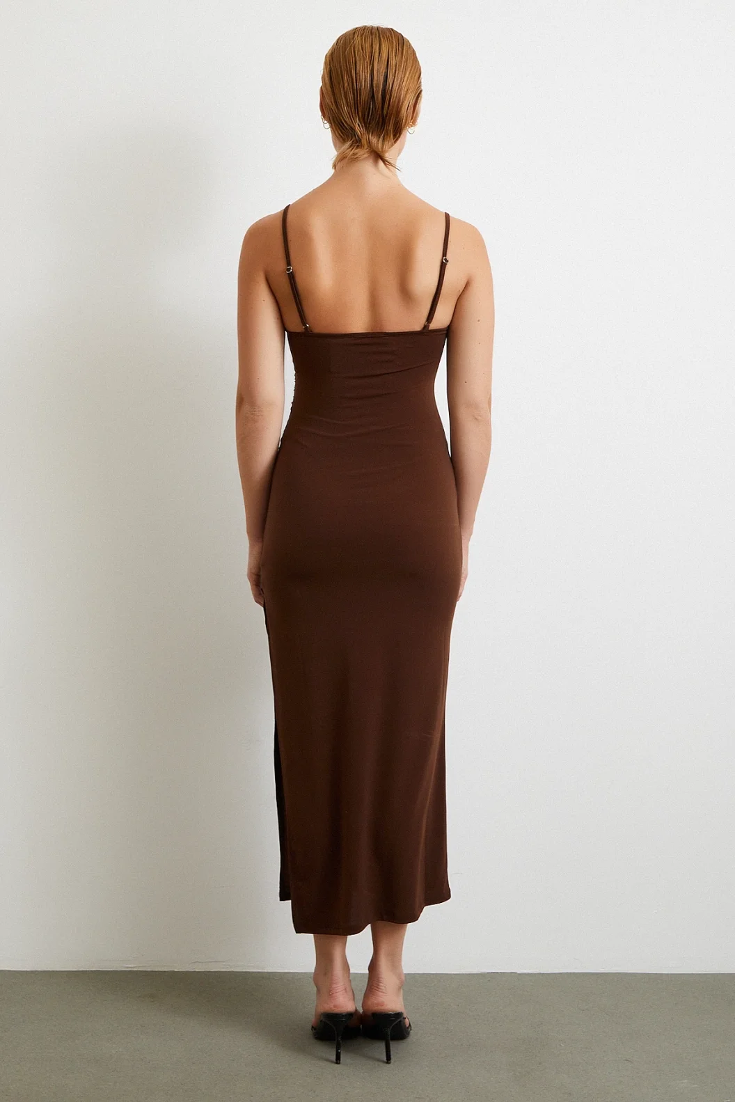 فستان بشريط مزموم بفتحة في اللون البني