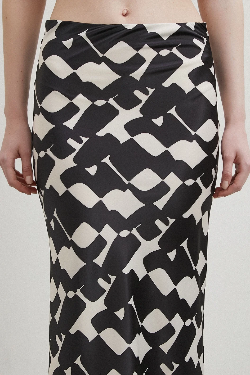 تنورة ماكسي مائلة مطبوعة باللون البيج