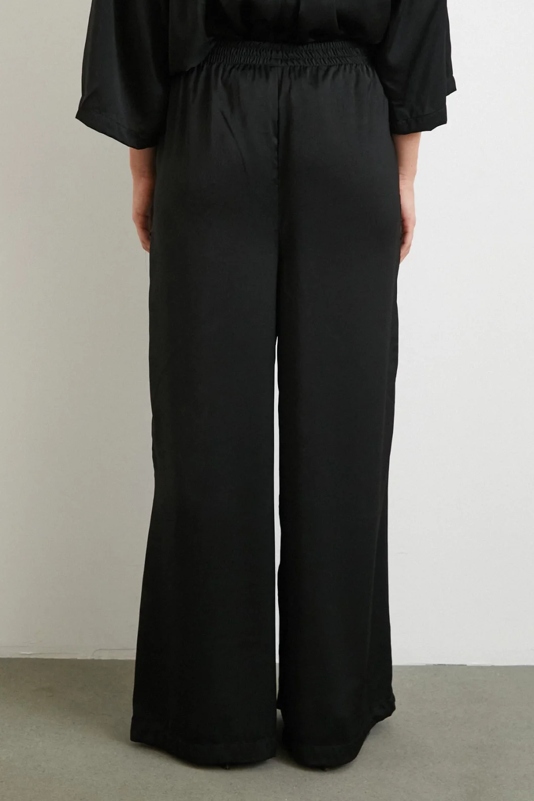 بنطلون رومانتيك بقصّة فضفاضة أسود