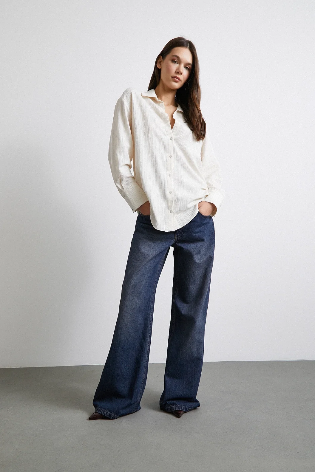 قميص مخطط ناعم بلون كريمي