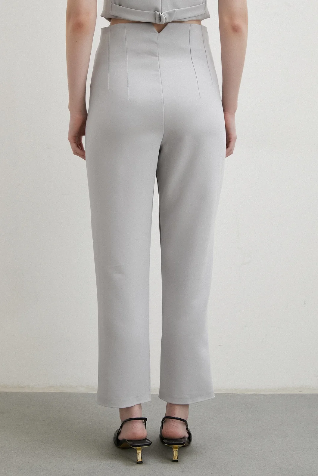 سروال قماش رفيع مع فرشاة أمامية باللون الرمادي