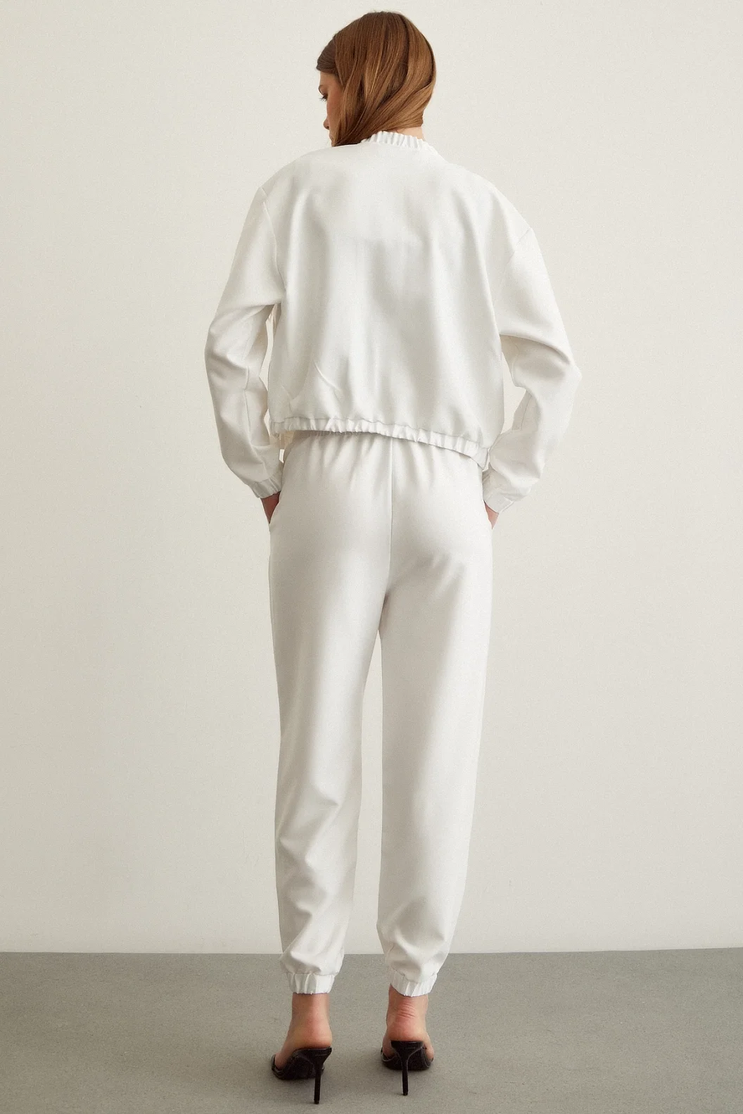 زي رياضي نسائي بقصة مريحة - أبيض