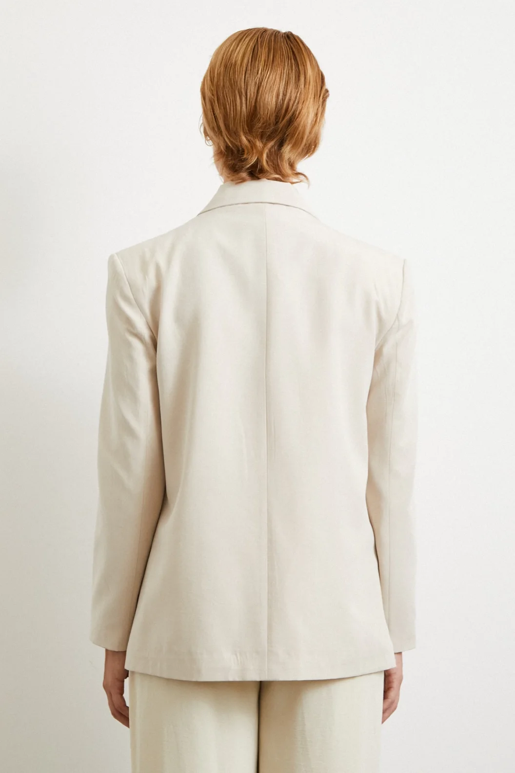 جاكيت بليزر من قماش الكتان ذو زرين باللون الكريمي