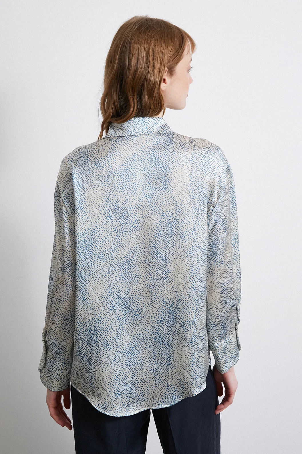 قميص حرير برقبة V مزين بنمط موجة لونه أزرق