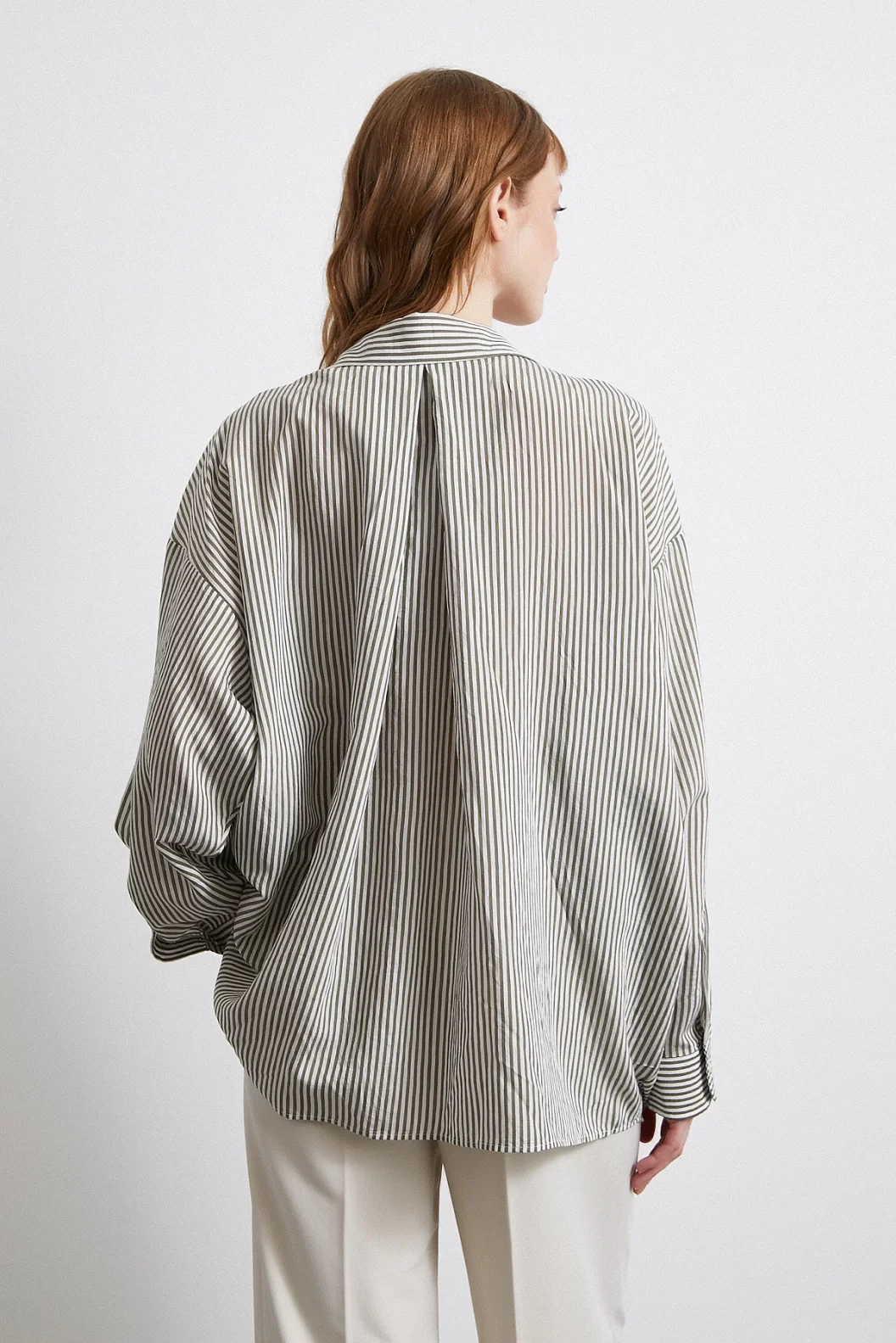 قميص مخطط بأكمام الخفاش باللون الكاكي