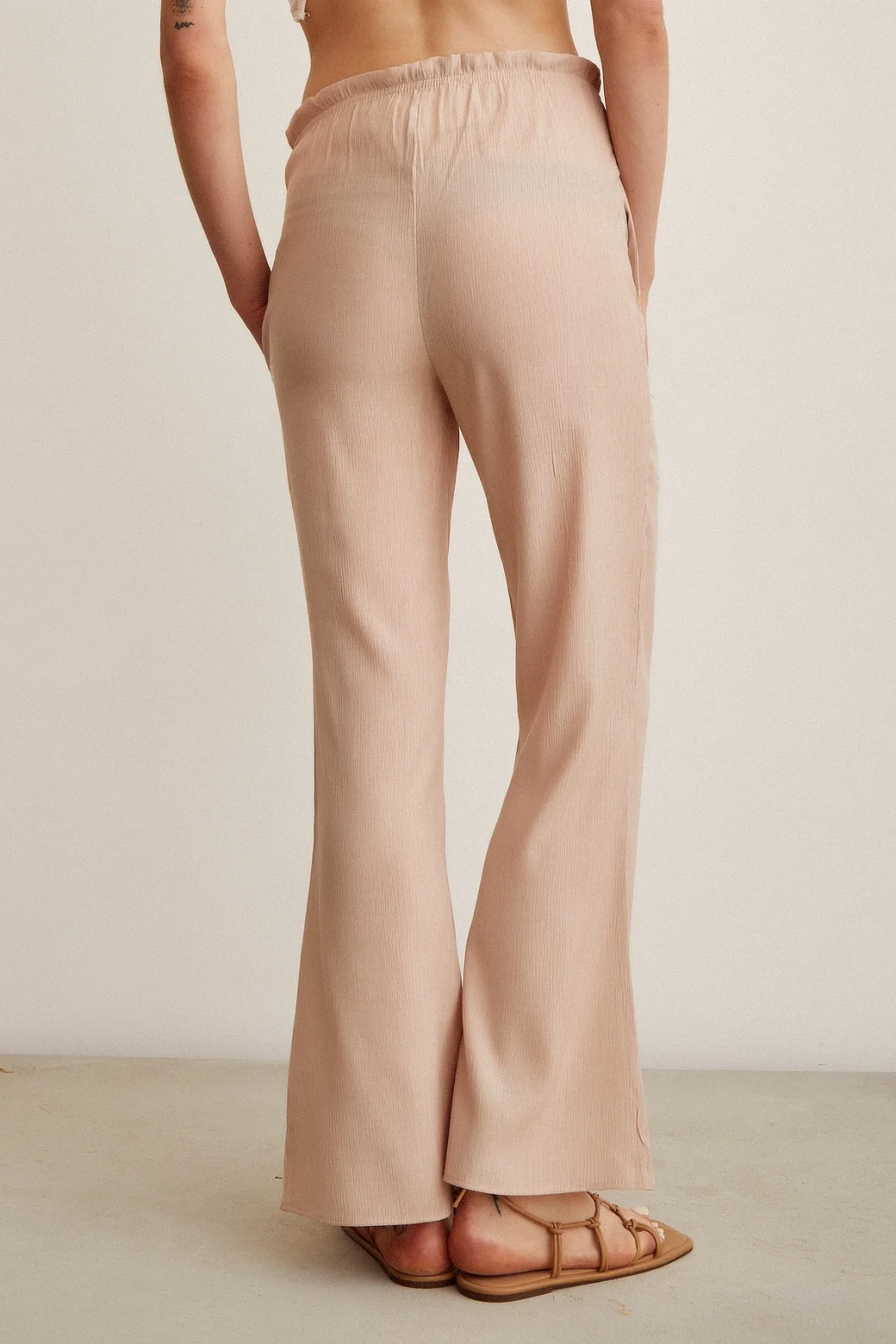 Hoch taillierte Hose mit elastischem Bund in Puderfarbe