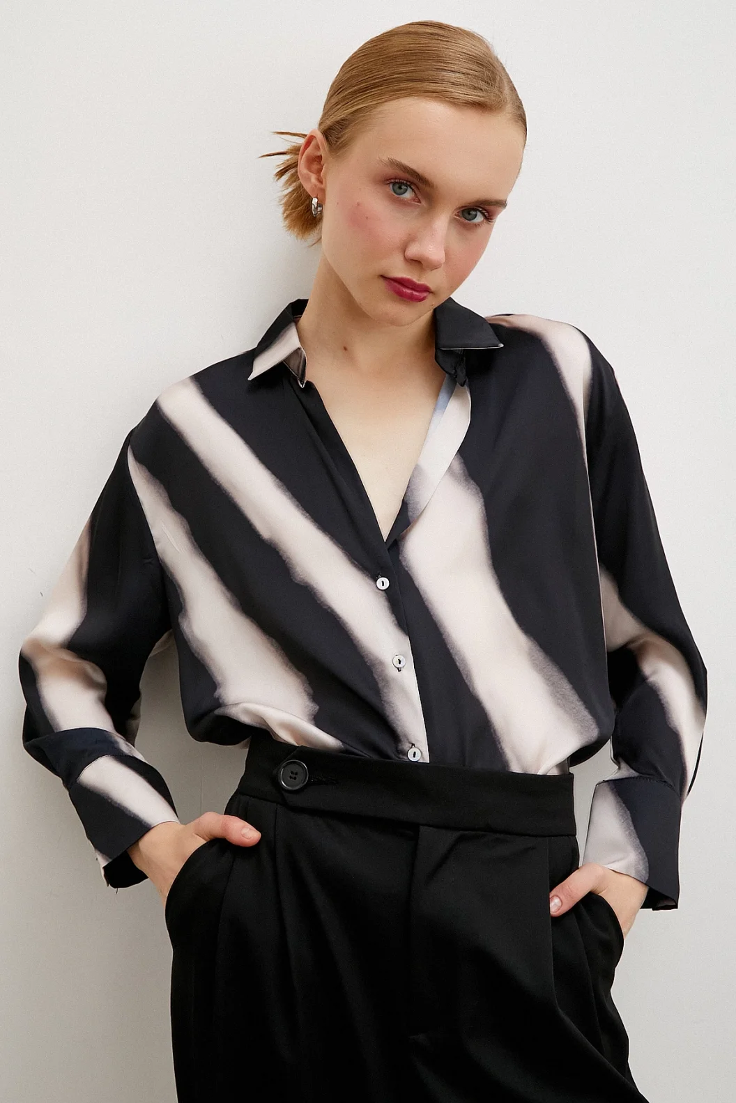 قميص حرير بياقة V مخططة باللون البيج