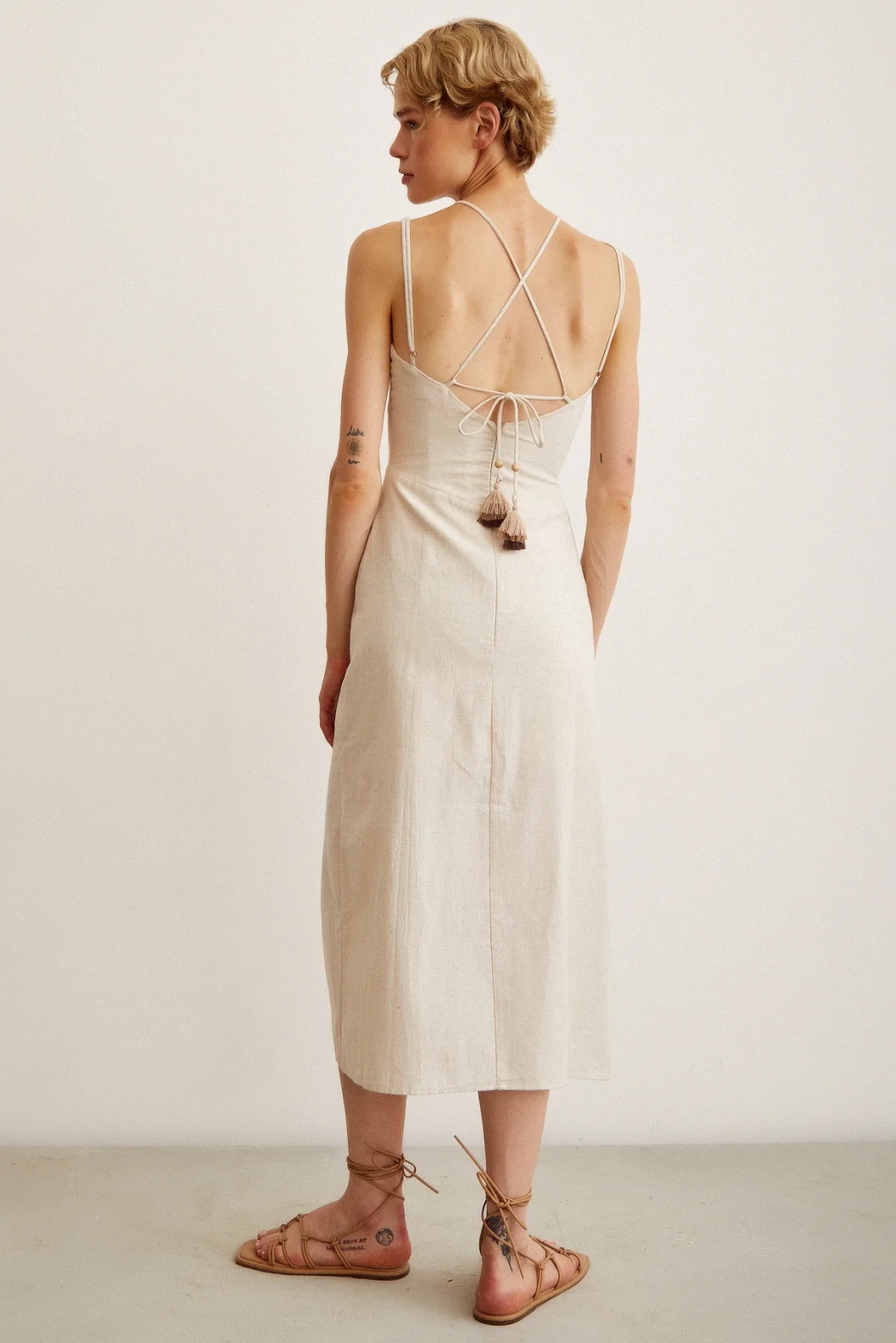 فستان بحمالات بتفاصيل الخرز اللون: كريمي