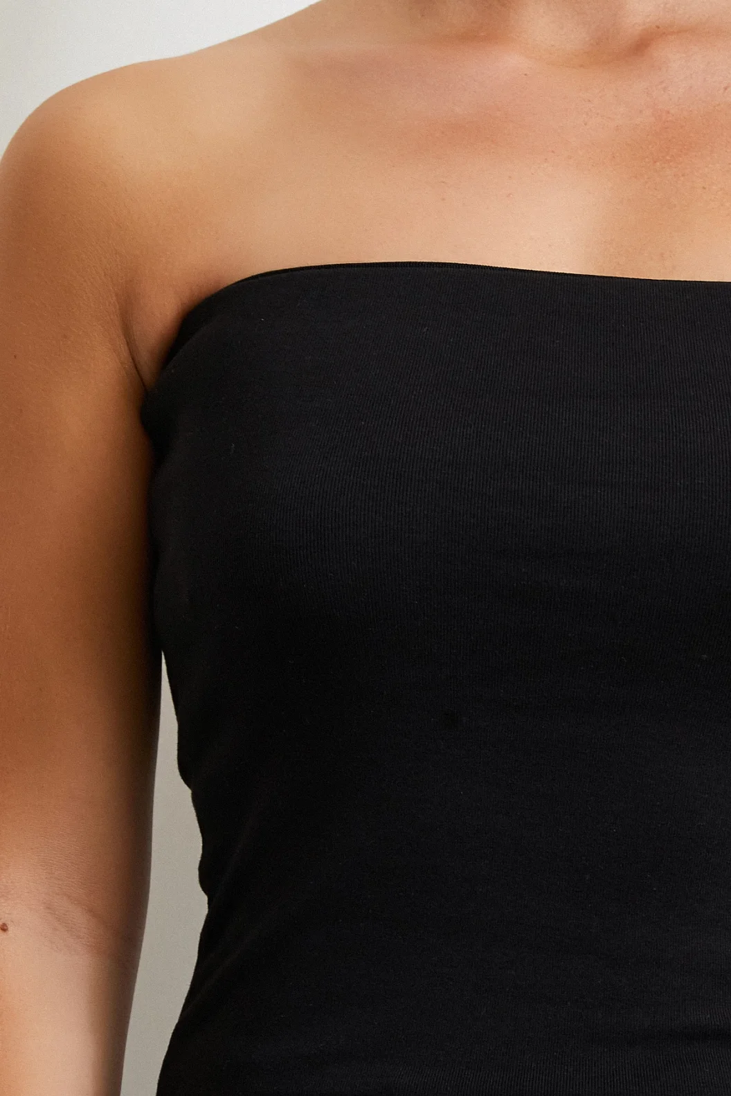 بلوزة بلا أكمام سوداء