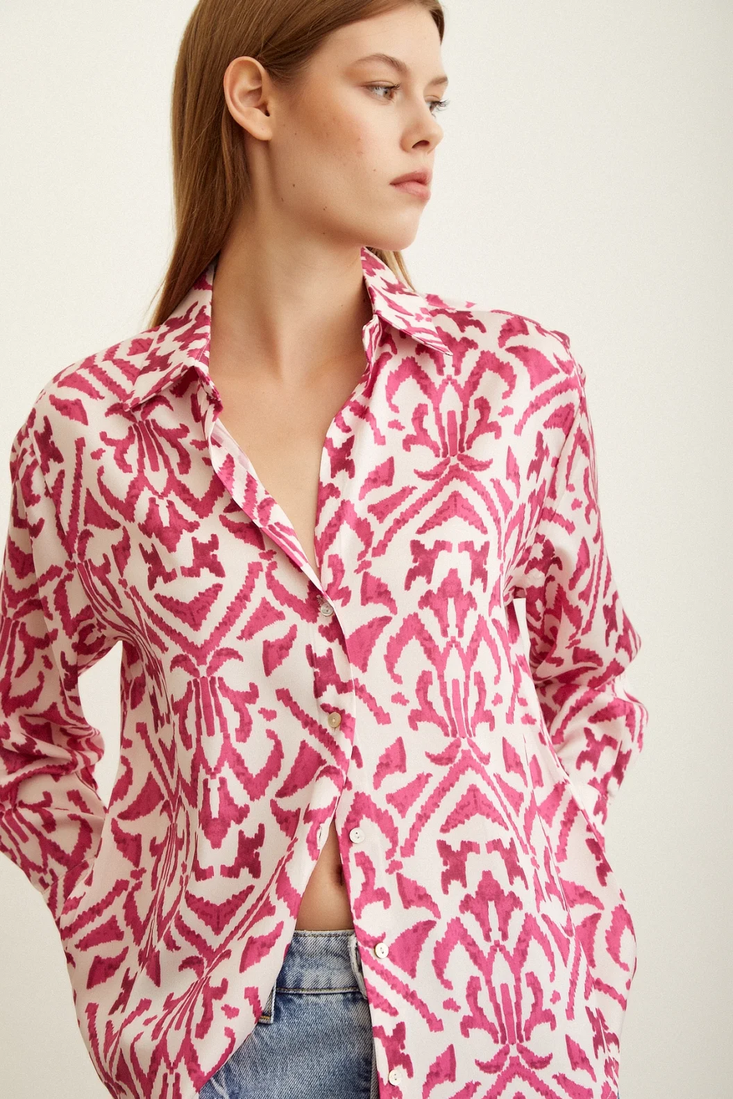 قميص حرير برقبة V مزين بنقوش وردية