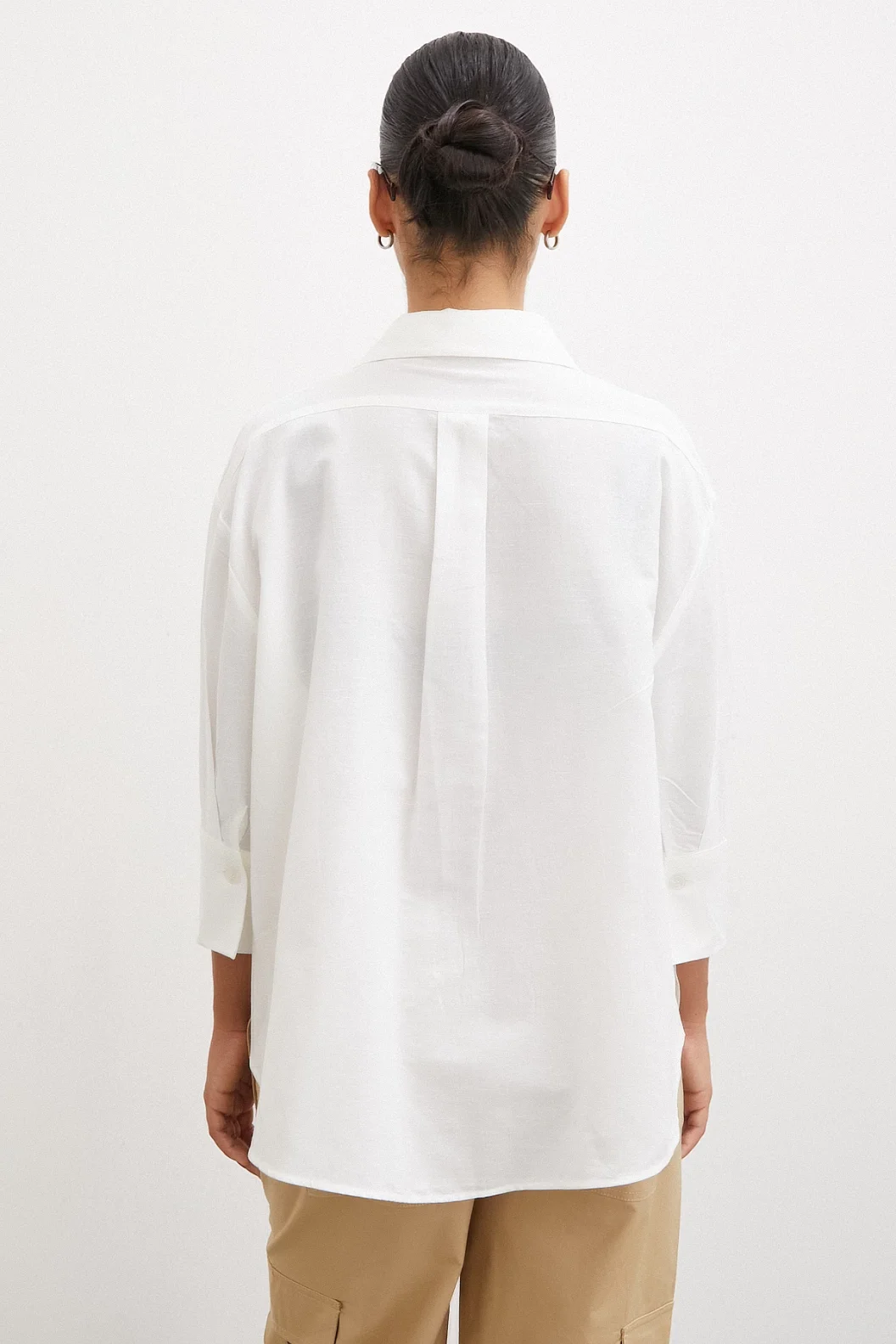 قميص كم قصير مشقوق لونه العاجي