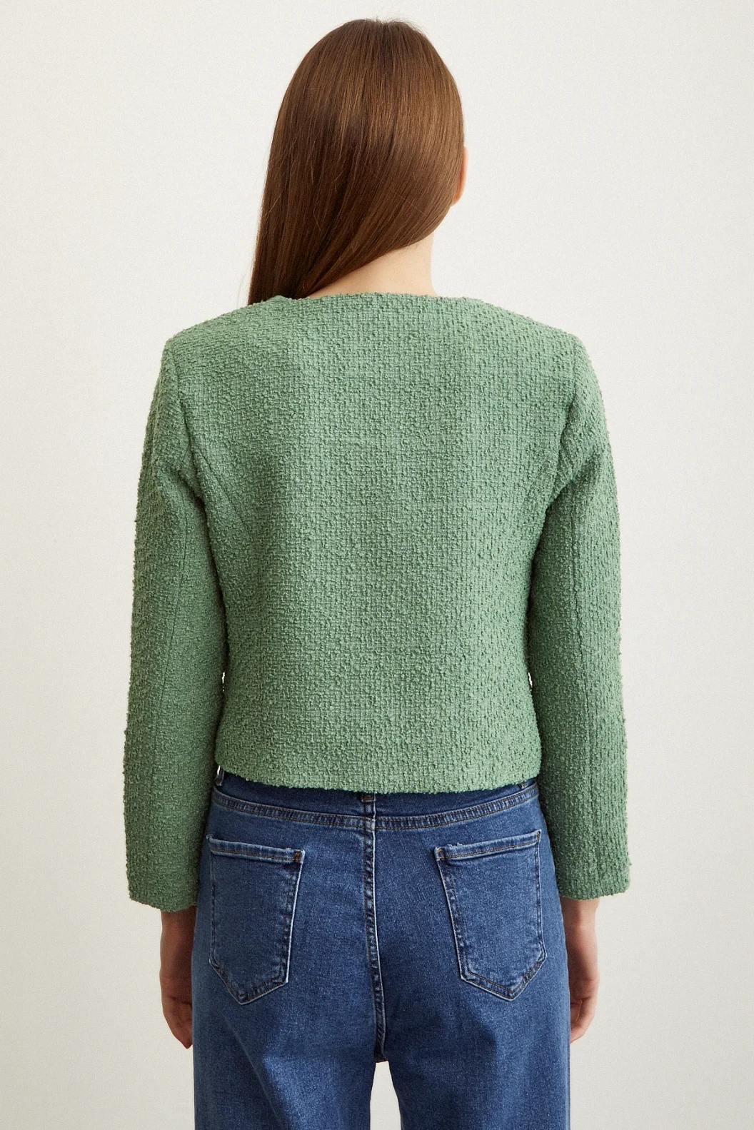 السترة الرمادية التويدية بأزرار التفاصيل