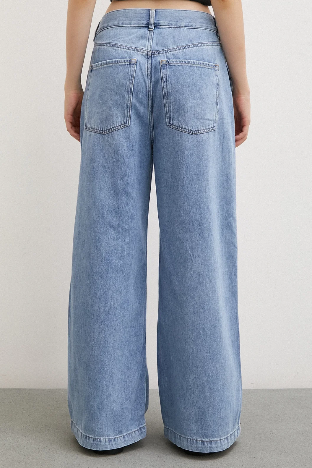 الجينز بخصر عالي واسع الساق بلون الجليدي