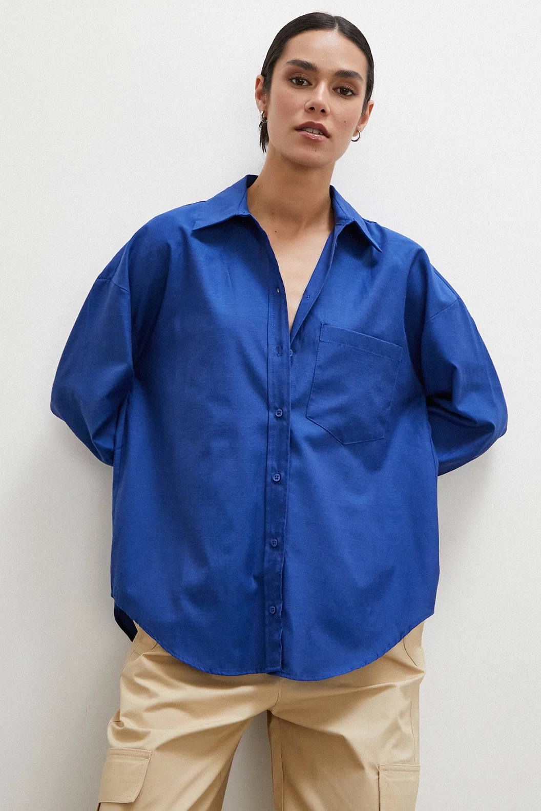 بلوزة بوبلين لونها الأزرق الداكن