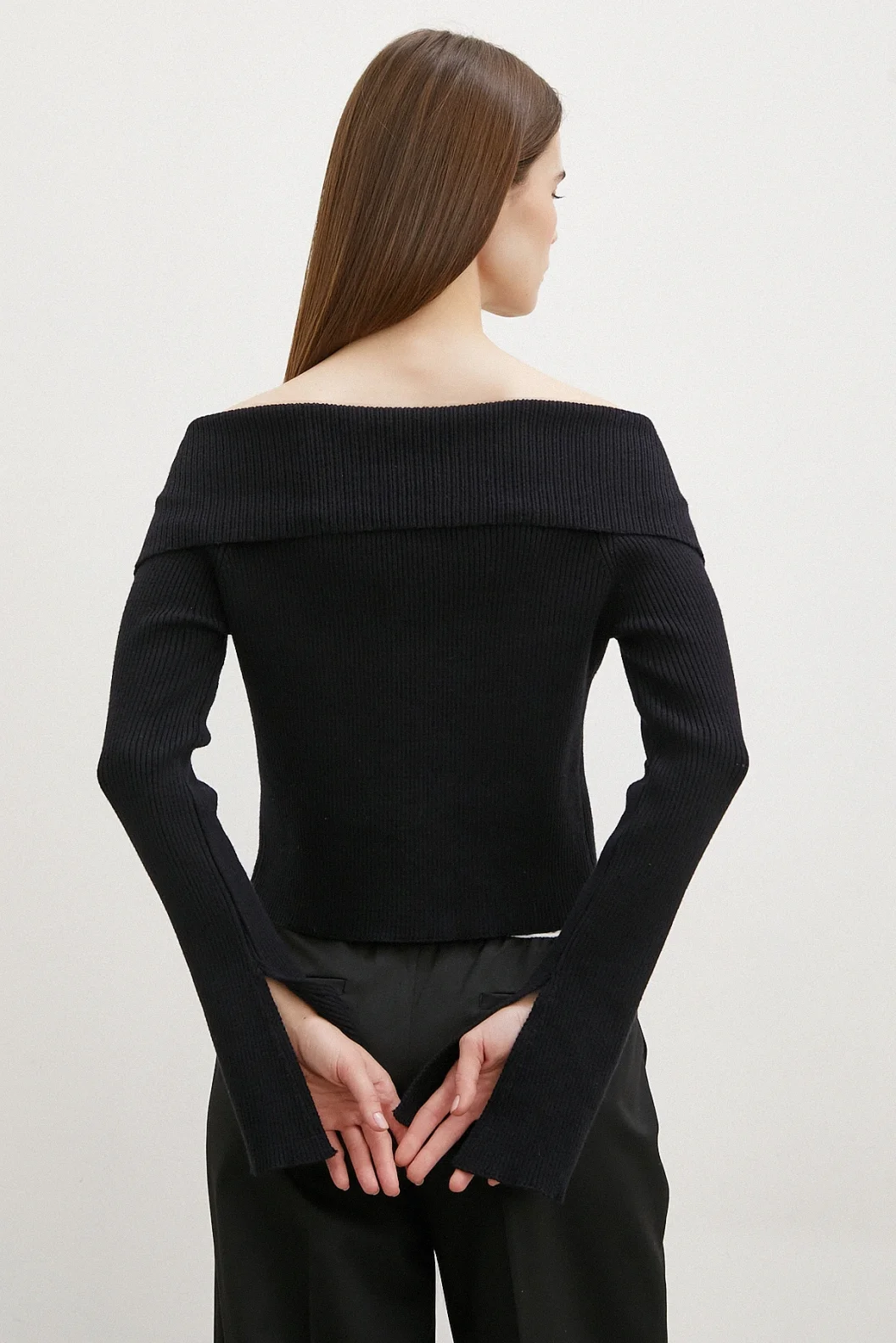 قميص عنق حريري أسود مع سحّاب