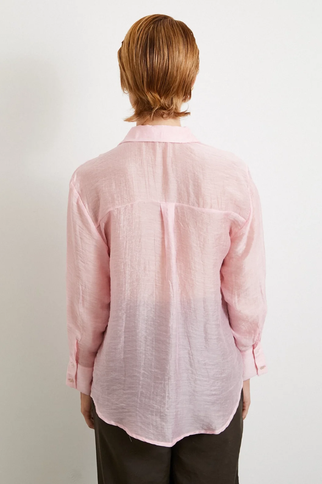 قميص الرقبة الأساسي بأكمام طويلة باللون الوردي