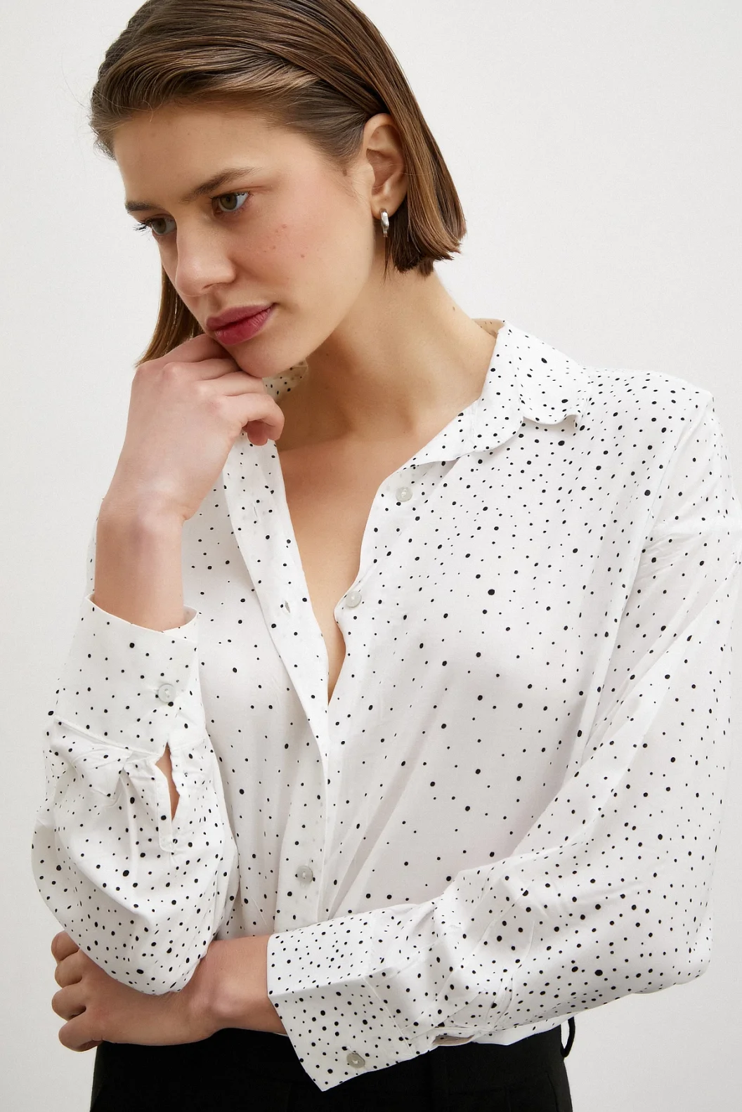 بلوزة مطبوعة بالنقاط بيضاء