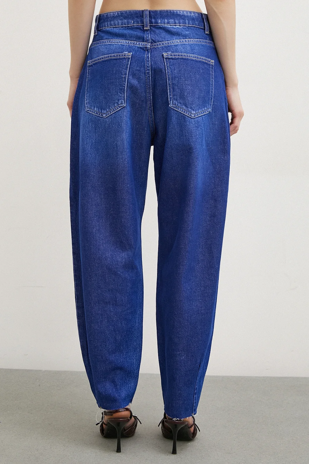 بنطلون جينز موم مرتفع الخصر بأساور مقصوصة باللون الأزرق