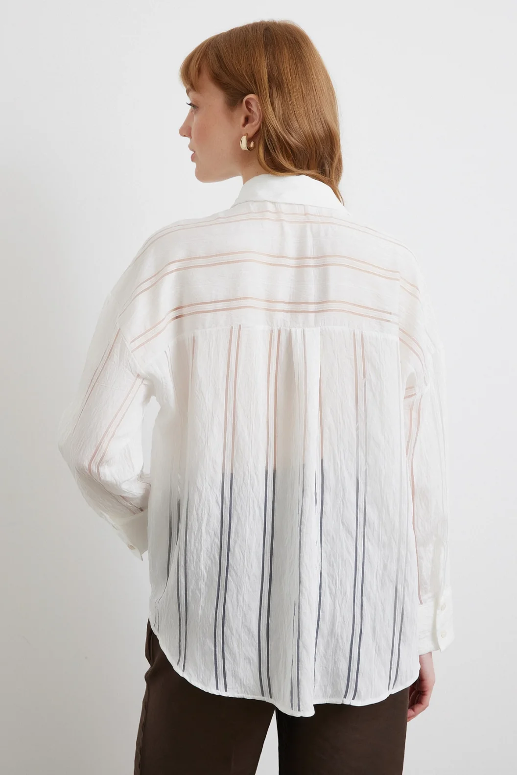 قميص مخطط من الاورجانزا باللون العاج