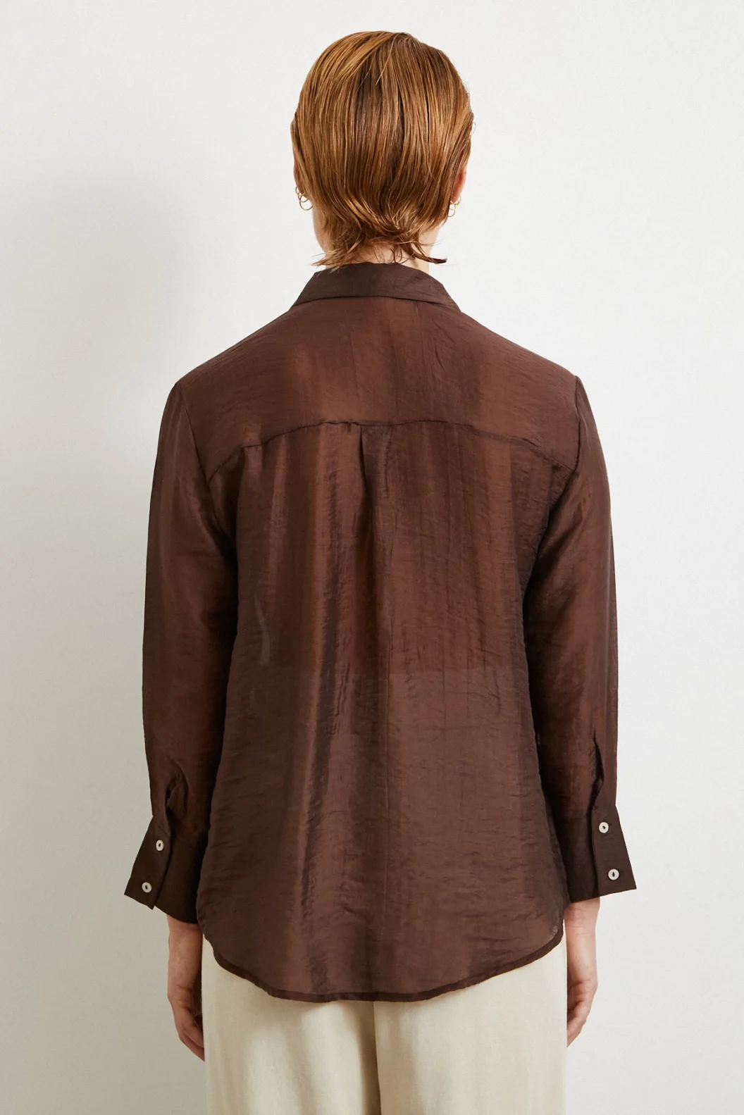 قميص ياقة الرقبة البني اللون الأساسي