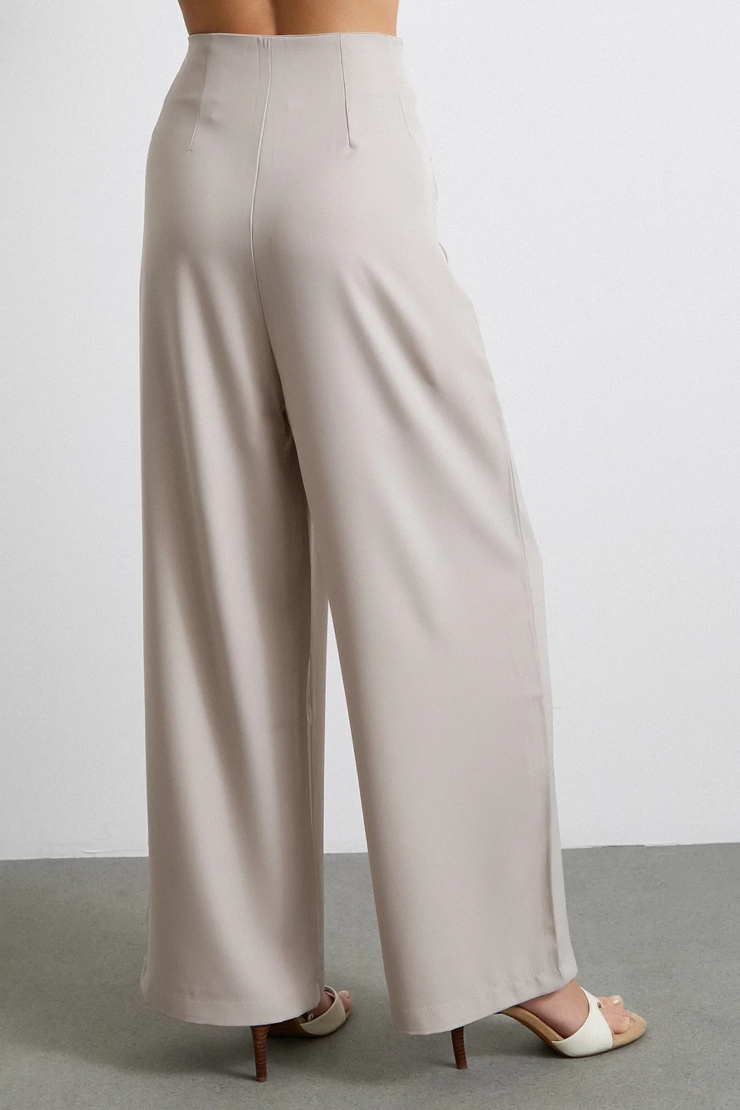 بنطلون بيج بتفاصيل أزرار وجيوب بقصة مستقيمة