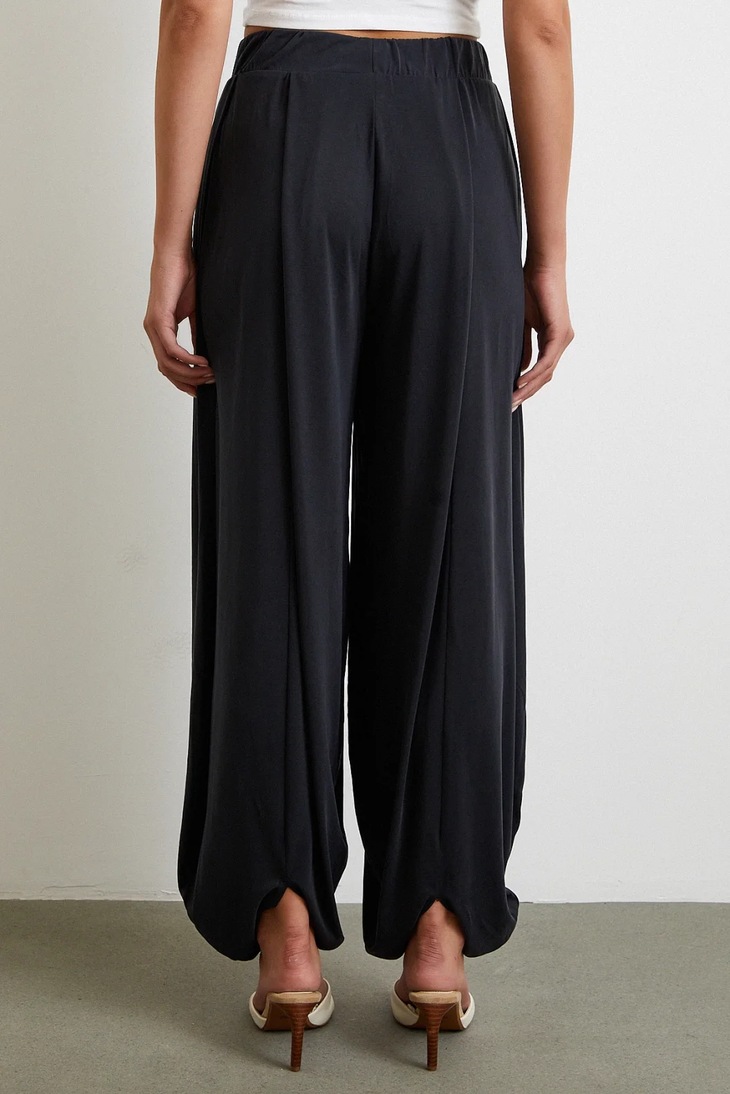 سروال مناسب مع تفاصيل الكاحل