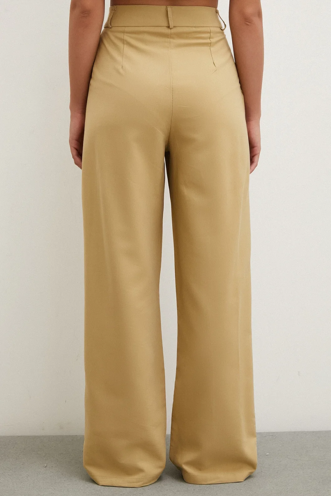 بنطلون قطني بخصر عالي وأساور أنبوبية باللون الجملي